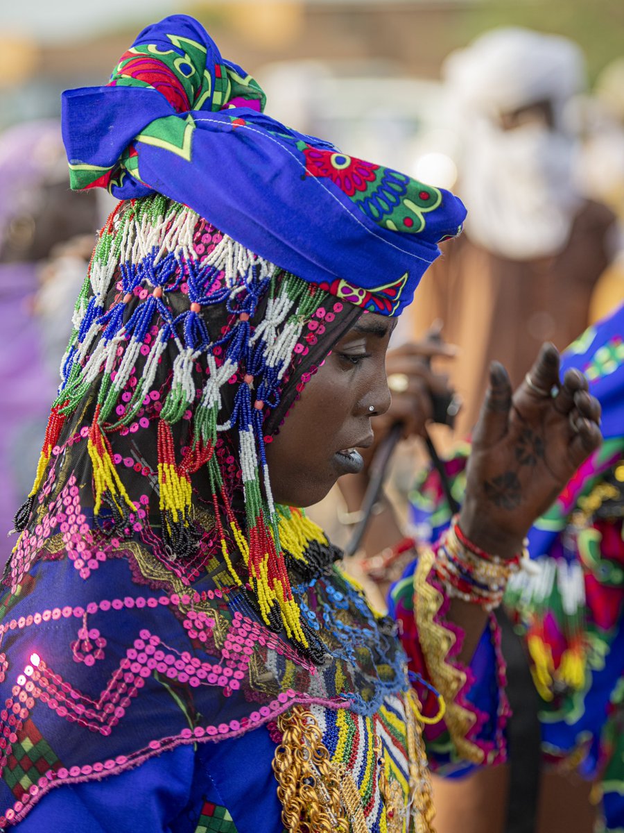 boubamagagi's tweet photo. À Tasker, les femmes touboues donnent de la couleur à la nature assez sèche de l’environnement avec leurs tenues dont les tons principaux sont le bleu , le rouge et le vert …   #nomad #tasker #art #niger #visitNiger #boubamagagi #Afrique #Tourisme #cultural #artcollector https://t.co/06I5dtCdSI