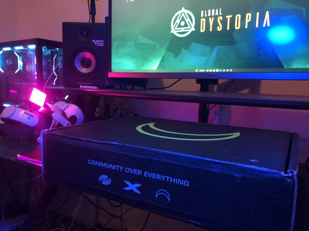 VirtualDystopi4's tweet photo. Finally got my IVRL loot box! Made it all the way to Australia without damage! Amazing! 😅😆 Thank you @aexlabinc @ivrleague @playvailvr #ivrl #vailvr https://t.co/3EcNPulPVC