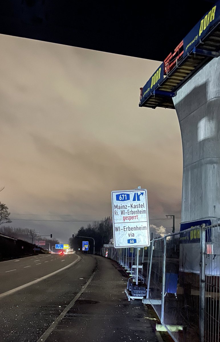 🇺🇦 Kwotschnowski 🇺🇦 (@gwosdzc) on Twitter photo Guten Morgen <a href="/Stadt_Wiesbaden/">Landeshauptstadt Wiesbaden</a>, bitte lasst die temporären Verkehrsschilder auf dem #Radweg Mainzer Str. Richtung Amö-Kreisel in der Höhe nach oben korrigieren.
Hier das Extrembeispiel: Guten Morgen <a href="/Stadt_Wiesbaden/">Landeshauptstadt Wiesbaden</a>, bitte lasst die temporären Verkehrsschilder auf dem #Radweg Mainzer Str. Richtung Amö-Kreisel in der Höhe nach oben korrigieren.
Hier das Extrembeispiel: