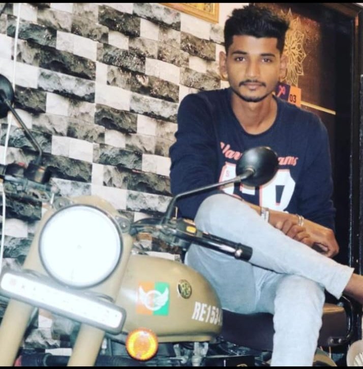 ManjuMaddyx's tweet photo. ಫೋನ್ ಪೆ ಮೂಲಕ ಹೆಸರುವಾಸಿ ಆಗಿರುವ ಪುನೀತ್ ಕೆರೇಹಳ್ಳಿ ಶಿಷ್ಯ..  ಹೆಸರು ಗೋಪಿ ಗೌಡ  ಮಾಡೋದು ಹಲ್ಕಾ ಕೆಲಸ ಇಬ್ಬರು ನಟರ ಅಭಿಮಾನಿಗಳ ಮಧ್ಯೆ ಬೆಂಕಿ ಹಚ್ಚಿದ ಭೂಪ. ಹಾಗು ಕೋಮುಗಲಭೆ ಆಗಲು ಪ್ರಮುಖ ಕಾರಣಕರ್ತ ಆಗಿರುತ್ತಾನೆ ಇವನನ್ನು ವಶಕ್ಕೆ ಪಡೆದು ತನಿಖೆ ನಡೆಸಿದರೆ ಸಾಮಾಜಿಕ ಜಾಲತಾಣದಲ್ಲಿ ಬರ್ತಾಇರೊ ಸುದ್ದಿಯ ಆಸಲಿಯತ್ತು ಬಯಲಾಗುತ್ತದೆ. https://t.co/p6AhBNC9Av