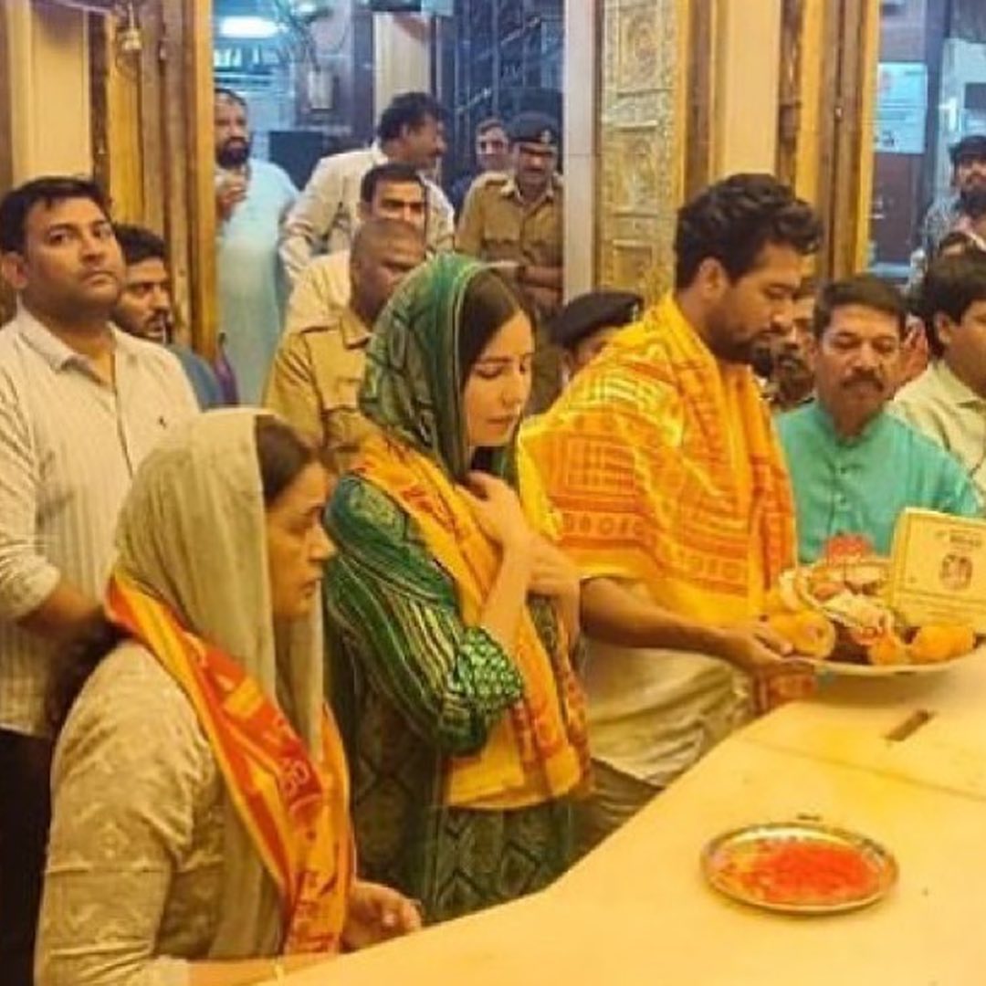 Some unseen pictures of Katrina Kaif and Vicky Kaushal go viral from their visit to the Siddhivinayak temple 📸

#katrinakaif #vickykaushal #vickykatrina #vickat #siddhivinayaktemple #bollywoodactors #actors #bollywoodcelebs #celebritynews