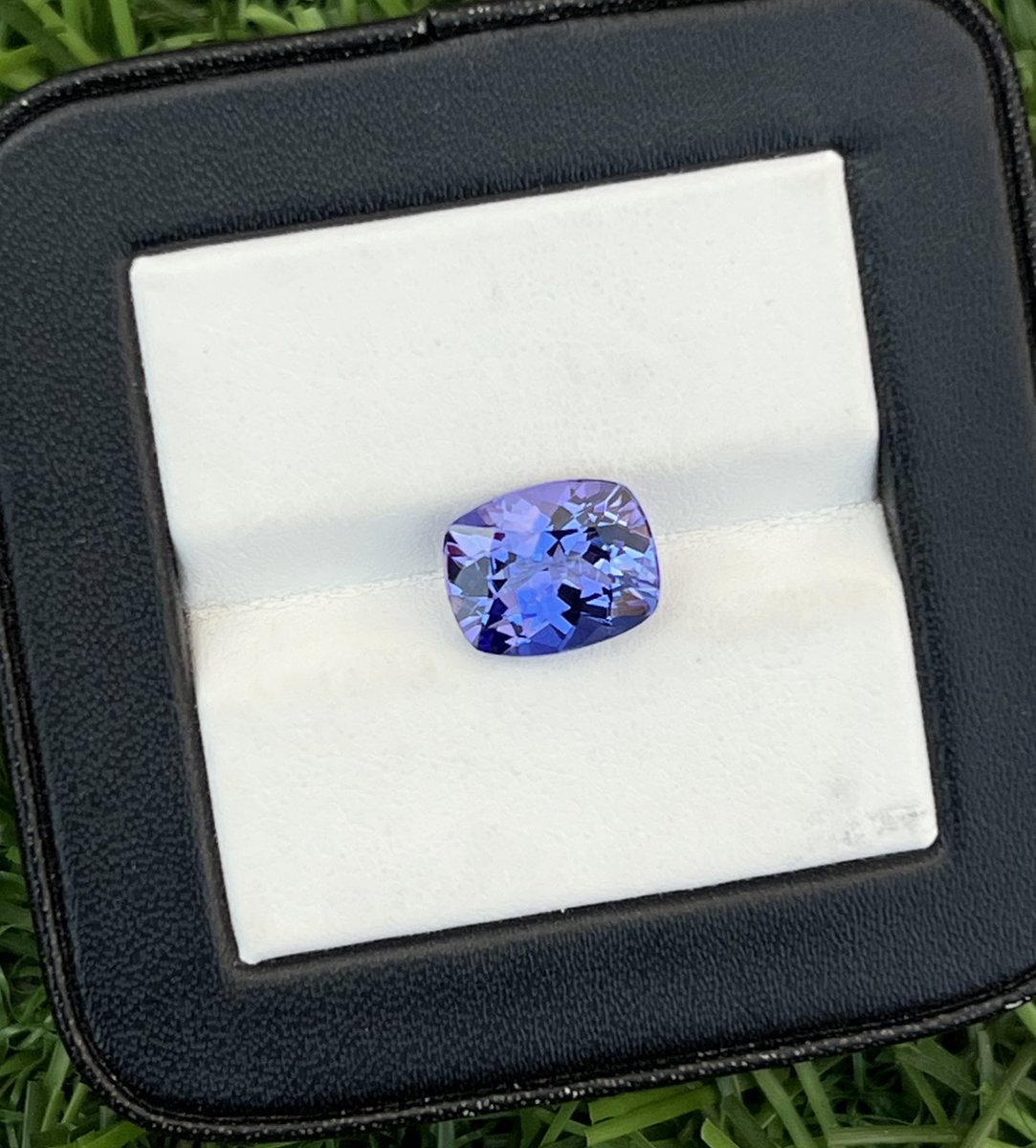 masoomagems's tweet photo. Natural tanzanite cushion -: 3.5 carats
#タンザナイト
#タンザナイト原石
#タンザナイト結晶
#ブルーゾイサイト
#ゾイサイト
#鉱物
#タンザナイト原石
#原石
#原石好き
#カラーストーン
#約束 #新月 #cutgemstone #絆 #tanzanita #満月 #天然石 #坦桑石 #tanzanitejewelry #tanzanite #カメラ https://t.co/O98CQmfrzX