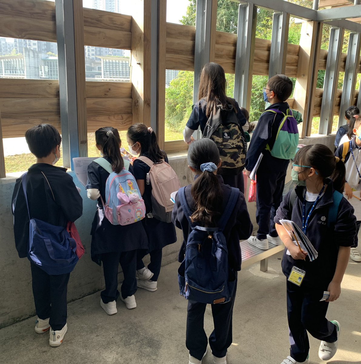 Grade 3 out at The #HongKongWetlandPark observing what makes it a good #habitat for different organisms #ngss #GuidedDiscovery