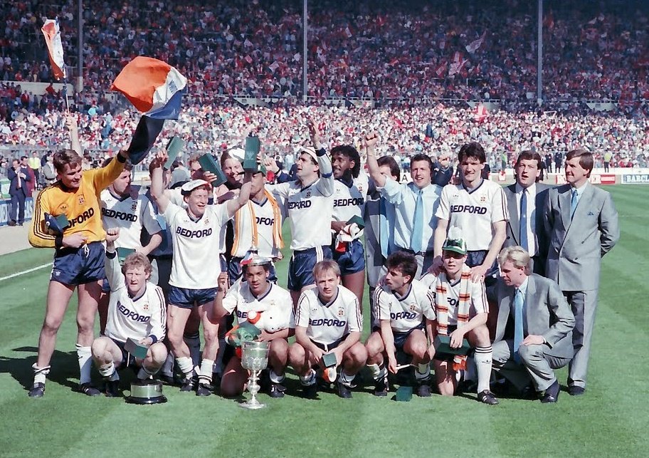 Luton Town celebrate winning the League Cup back in 1988

#LTFC #LutonTown #Hatters #LeagueCup