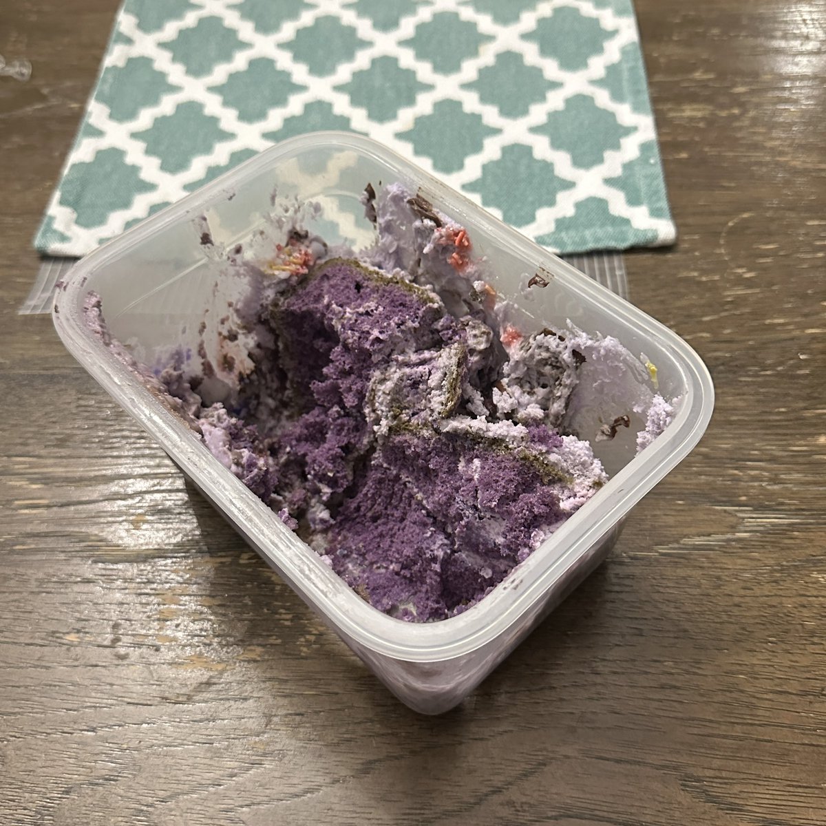 notShangnang's tweet photo. Fourth day eating ube cake, anyway check out my yt video https://t.co/6Fqhp7btnO https://t.co/ZfmCejqeg4