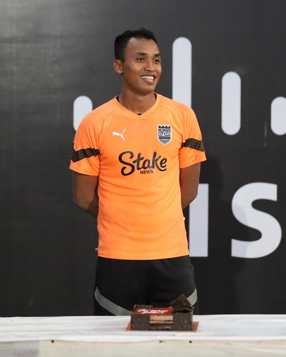 MumbaiCityFC's tweet photo. Sharing the joy with every team member 🥳

#MumbaiCity #AamchiCity 🔵 @bhaskarroy_22 https://t.co/W54khWSpEI