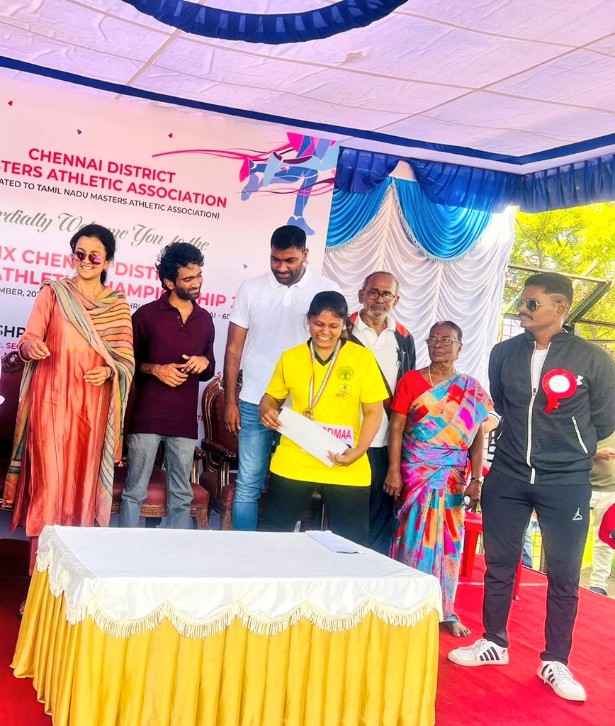 Miss_KKS_'s tweet photo. So humbled to receive the 🥇  from Mrs. #KiruthigaUdhayanidhi Ma'am😍 &amp; #PradeepRanganathan Sir🤩
#mastersatheletics #தமிழ்நாடு #Chennai #Discus &amp; #Javelin #LoveToday #CDMAA
His looks though😍
Both are so grounded beings😇
#latepost https://t.co/KATRwZ1ebC