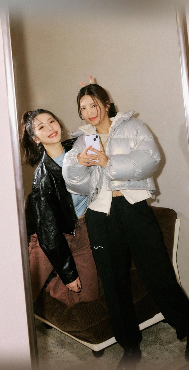 haeppyshe's tweet photo. 230106 sung haeeun and park naeon from zigzag official website 

🔗 https://t.co/NmjaLVe9Fo

#TransitLove2 #EXchange2 https://t.co/yJQecDY6Dx