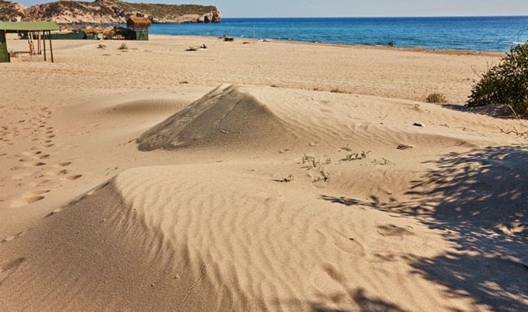 EkolojiR's tweet image. Unutmuyoruz!
Bir avuç alıp götürülmesi dahi yasak olan Patara kumullarından 2 bin 186 kamyon kum çalındı. Çalınan kumlara el konuldu ancak yerine koyulması gereken kumlar bu sefer  Kaş Orman İşletme Müdürlüğü tarafından kumu çalan kişilere satıldı.
