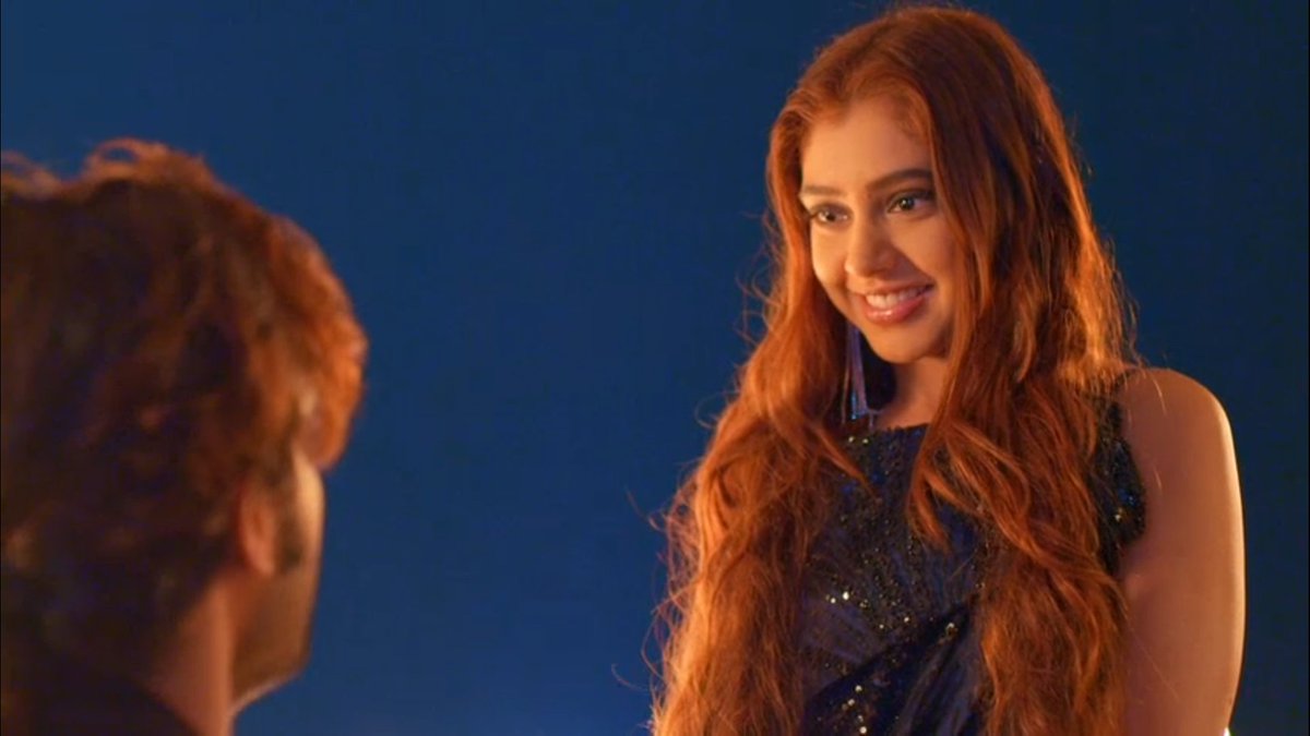 And her glow screams 'YES' ✨
And her smile confirms 'He is mine' ✨

#KYYS5OnVoot • #KaisiYehYaariaan