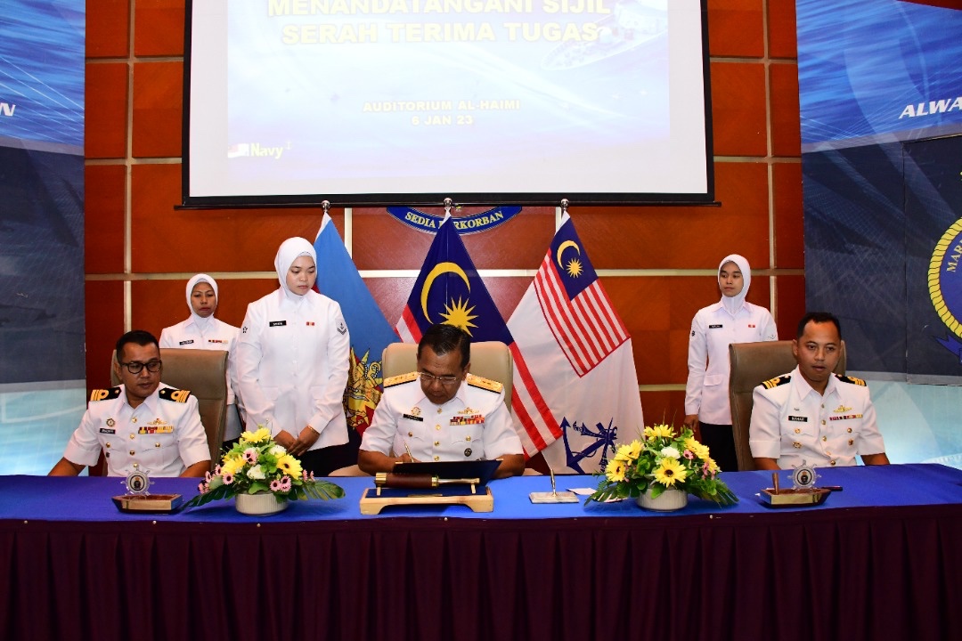 kdhandalan's tweet photo. 6 Jan 23: Majlis Serah Terima Tugas Pegawai Memerintah KD HANDALAN dan KD GANYANG telah berjaya dilaksanakan.

‘Fair Wind and Following Seas Captain Sir’ 

#VenomCrew3511
@KD_GANYANG_3504 
@tldm_rasmi 
@Mawilla_1 https://t.co/yOqaGirGiW