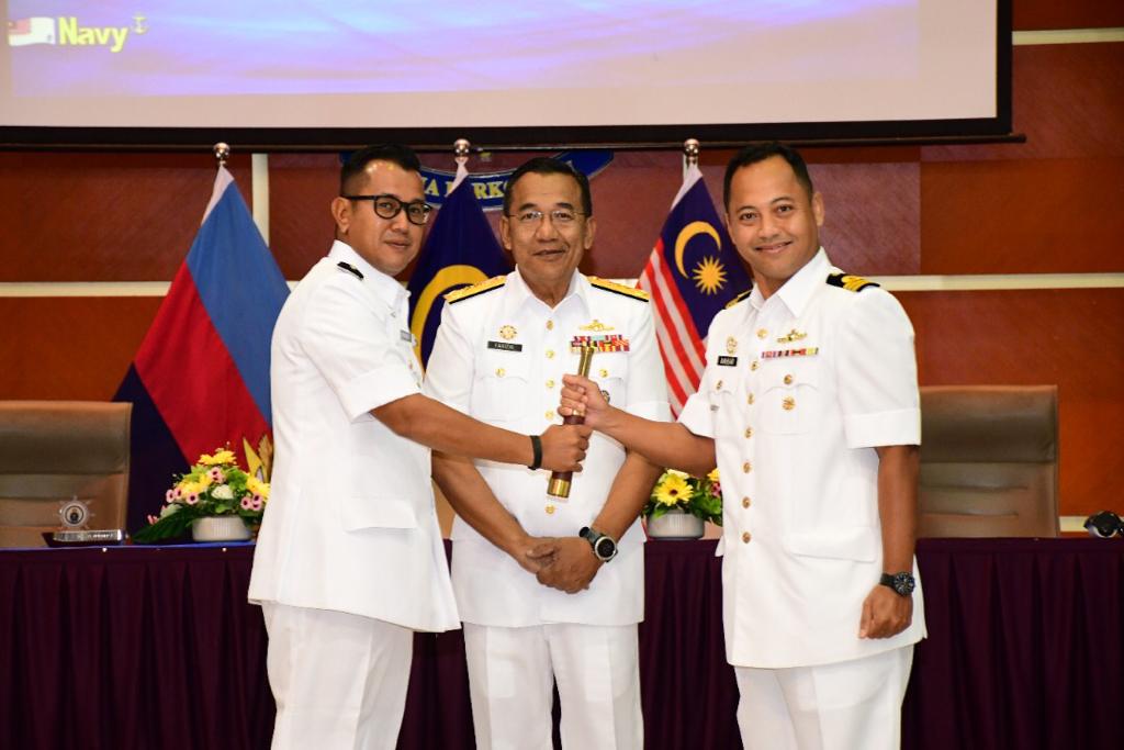 kdhandalan's tweet photo. 6 Jan 23: Majlis Serah Terima Tugas Pegawai Memerintah KD HANDALAN dan KD GANYANG telah berjaya dilaksanakan.

‘Fair Wind and Following Seas Captain Sir’ 

#VenomCrew3511
@KD_GANYANG_3504 
@tldm_rasmi 
@Mawilla_1 https://t.co/yOqaGirGiW