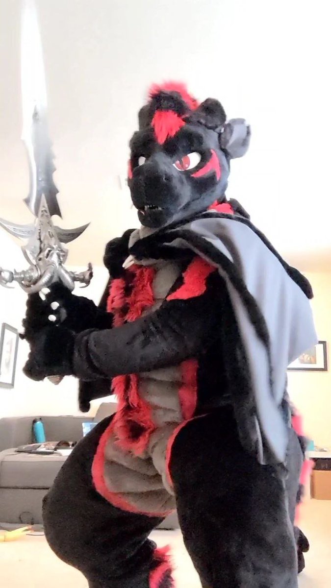 It's my first #FursuitFriday big thanks to <a href="/Komickrazi/">Temperance</a> for being a great maker.