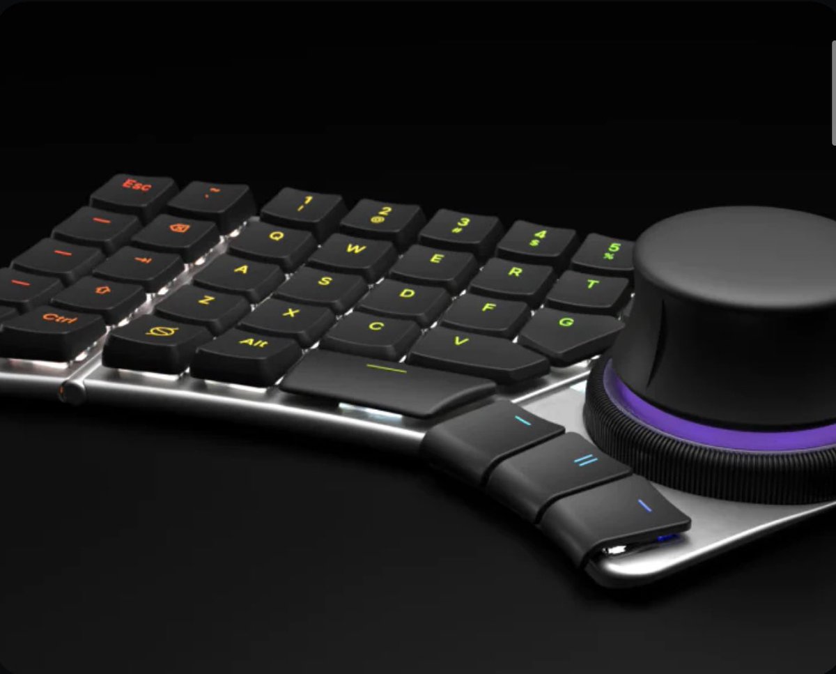 d_kamiichi's tweet photo. 開催中の｢CES 2023｣で凄いエルゴノミクス・キーボードが出展されてる......。

モジュール型で①トラックボール②マウスパッド③3Dナビ④ダイヤルから選択。

テンティングできてBluetooth接続＆ワイヤレス充電。ホットスワップ可能。RGBライトあり。ロープロも選べる。

https://t.co/2vTCZqQgBo https://t.co/fqiJ0YrsaS