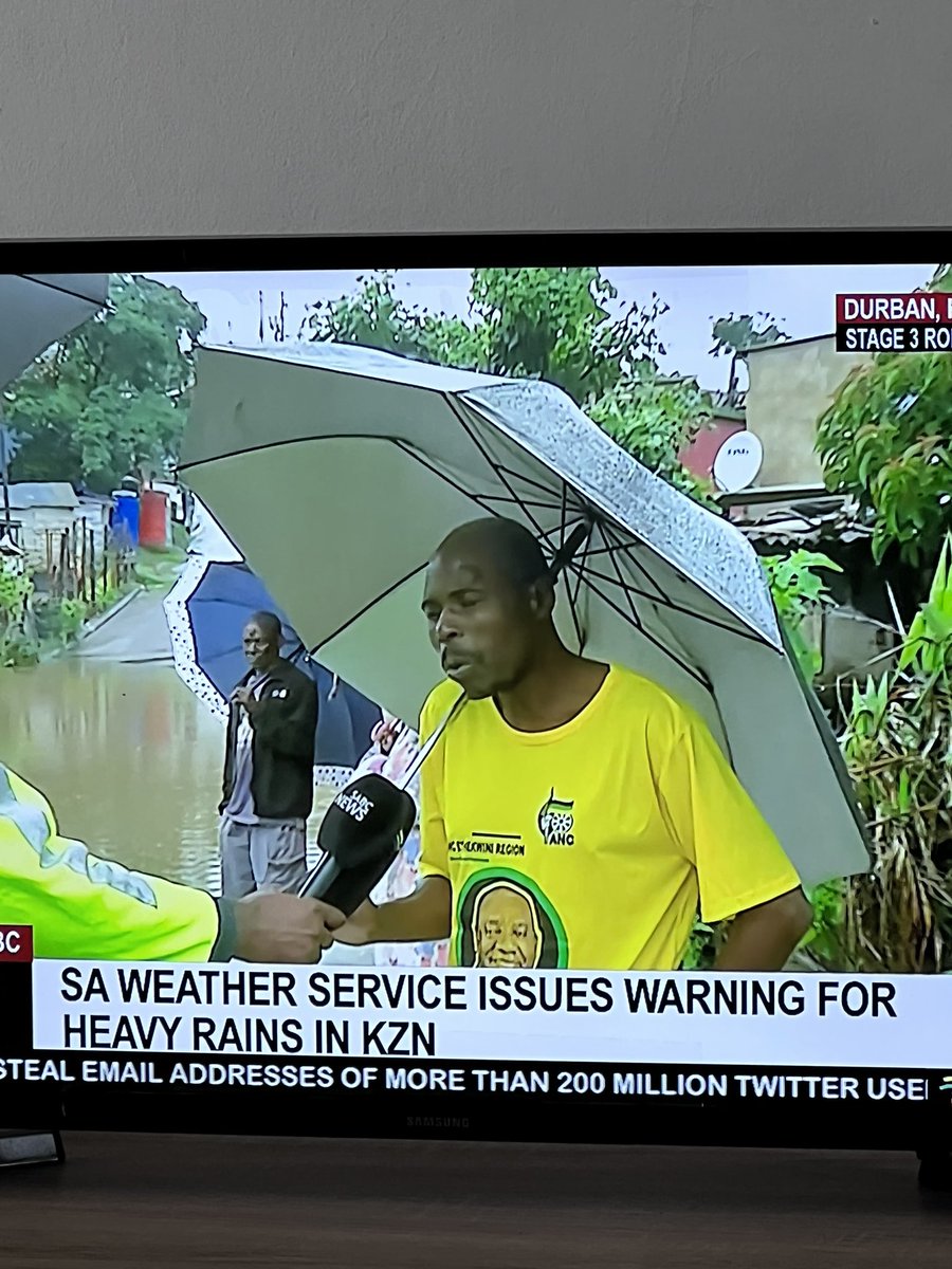 LeccohSihayo's tweet photo. #OnceAlways Zuma Malema Boksburg babes WODUMO Mseleku Malema The Anc Chiefs AND HE IS WEARING ANC WITH THE FACE OF RAMAPHOSA AND HE IS COMPLAINING.
#RETMovement now is time for change https://t.co/kGvbkLn5sP