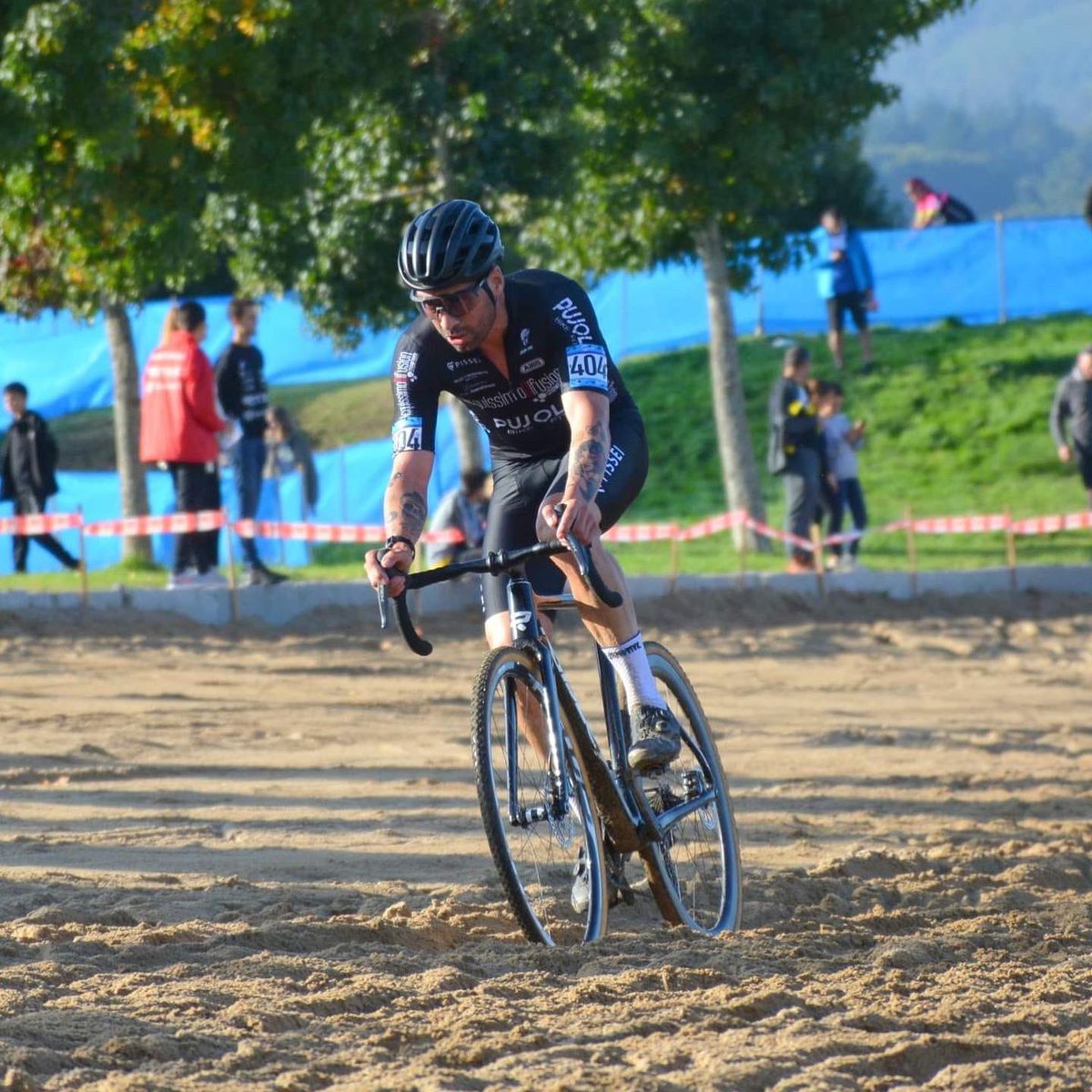 •Sábado 7•11:00 h III CICLOCROSS SARIEGO
•Domingo 8•11:00 h VII CIRCUITO CICLOCROSS MAYADOR
Veremos como estoy y si he recuperado 💪🏽
Dos carreras que me traen grandes recuerdo compartiendo podium con mi gran amigo y rival imbatible GUTI☝🏽💫 ▪️Siempre en el recuerdo▪️
“Gutaco”