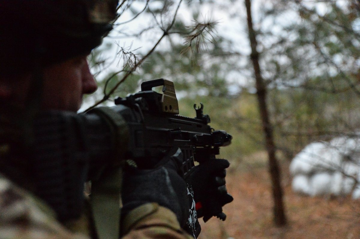 madeleinetkelly's tweet photo. A #Ukraine soldier looks through his scope in the direction of #russianoccupied territory
Images from my Le Figaro assignment https://t.co/YFpMTOryk8
