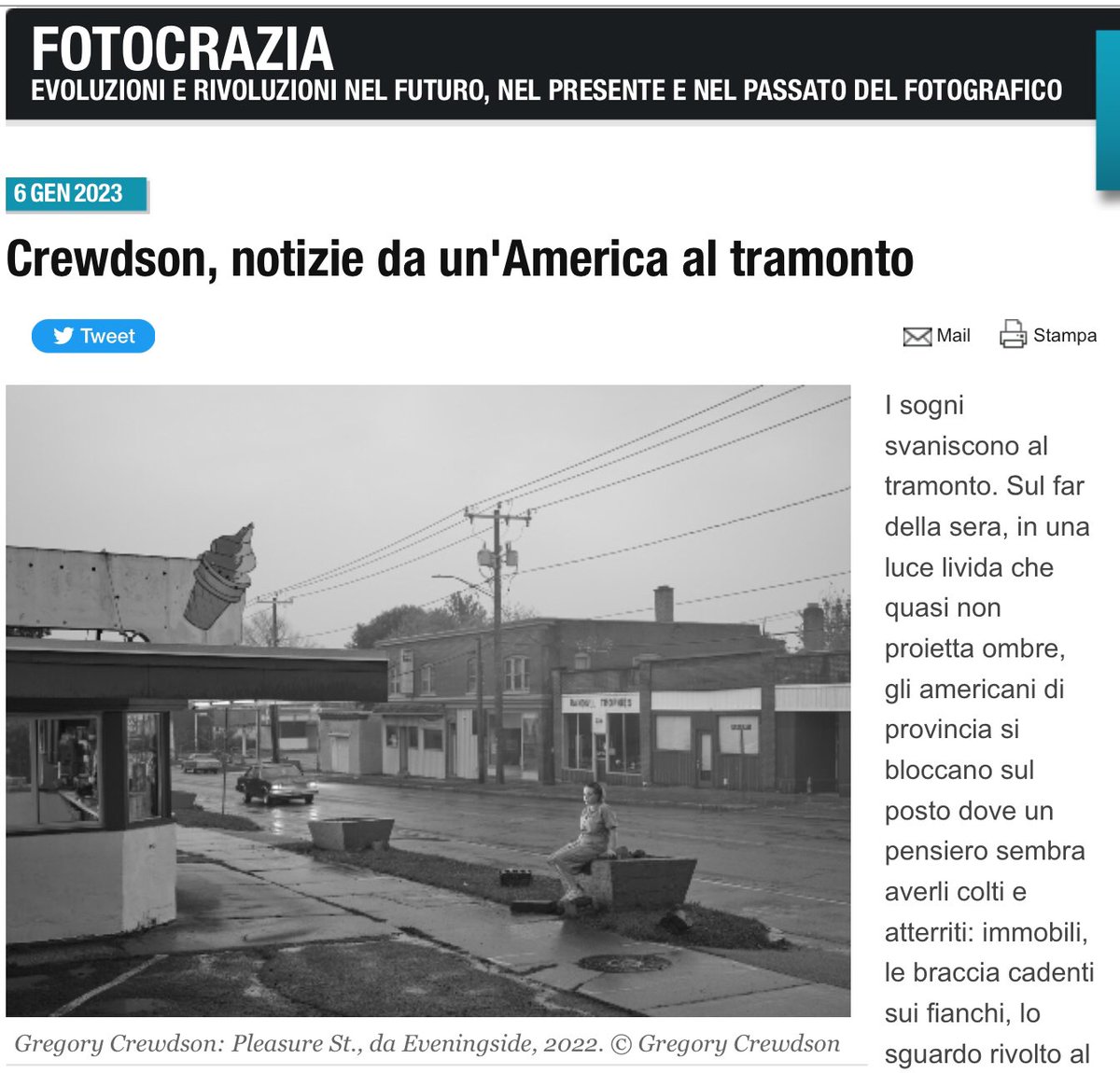 La grande paura che il fuoco si spenga. Fotocrazia legge gli affreschi immobili di una crisi di civilità... bit.ly/3jU0Tgm #gregorycrewdson <a href="/gallerieditalia/">Gallerie d'Italia</a> @gregorycrewdson #fotografia