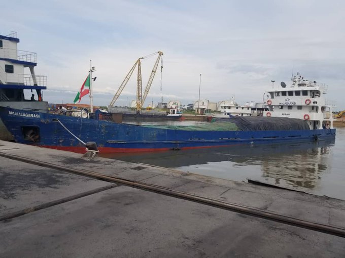 Ikiriho's tweet photo. 🛳️🔱#Burundi Intense activité au Port de #Bujumbura en ce début de 2023, à travers des rotations de bateaux. 3 ont accosté hier: les MV (Motor Vessel) #Kiriri, #Malagarasi et #Ruremesha.
Le gestionnaire @Gps_Burundi et l'autorité #AMPF se disent outillés pour maintenir ce rythme https://t.co/otJAWnr7ZB