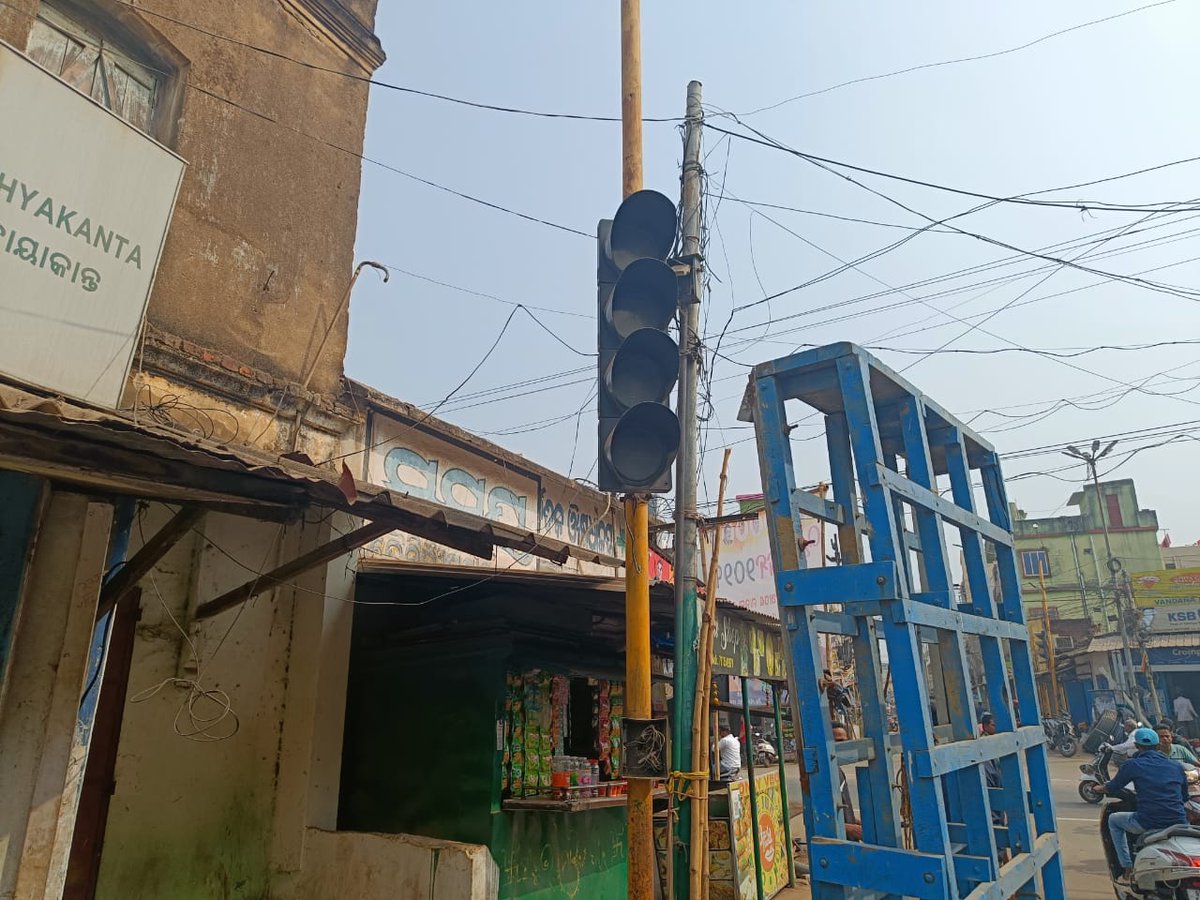 The traffic lights at Purana Bus Stand chowk, have not been working for the past 3-4 years.    The roads are busy as this is a market place.           Report @iApoorvaShukla @sambitp @RTODHENKANAL #dhenkanaltraffic #dhenkanal #trafficlights
