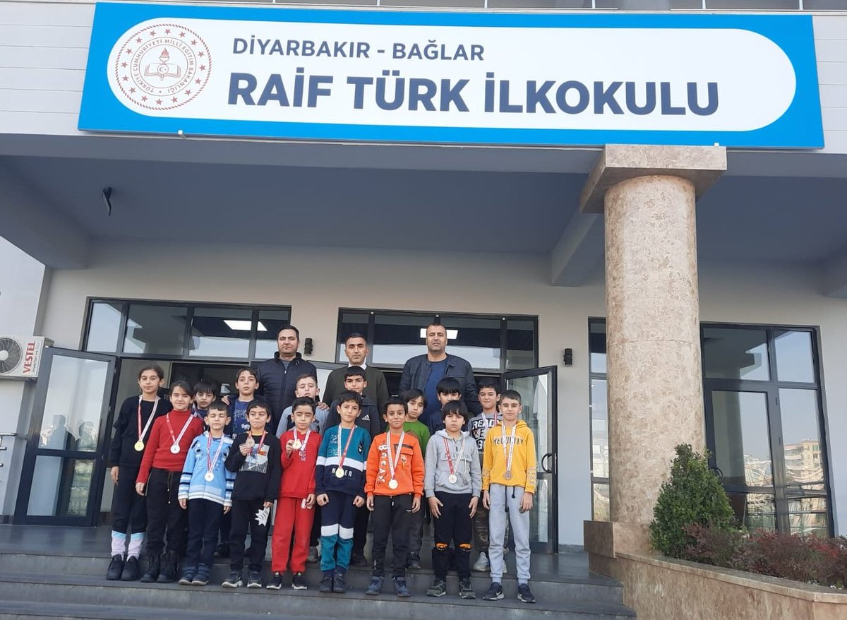 raifturkilkokul's tweet photo. 02.01.2023 tarihinde Seyrantepe Spor Salonunda yapılan Diyarbakır Muay Thai Okul Sporları Mahalli Yarışmalarında okulumuz öğrencilerinin aldığı derece ve madalyalar:
💫9 madalya 1.
💫8 madalya 2.
💫6.madalya 3.
 Toplam madalya sayısı 23 👏👏 https://t.co/SQEcZJjnmo