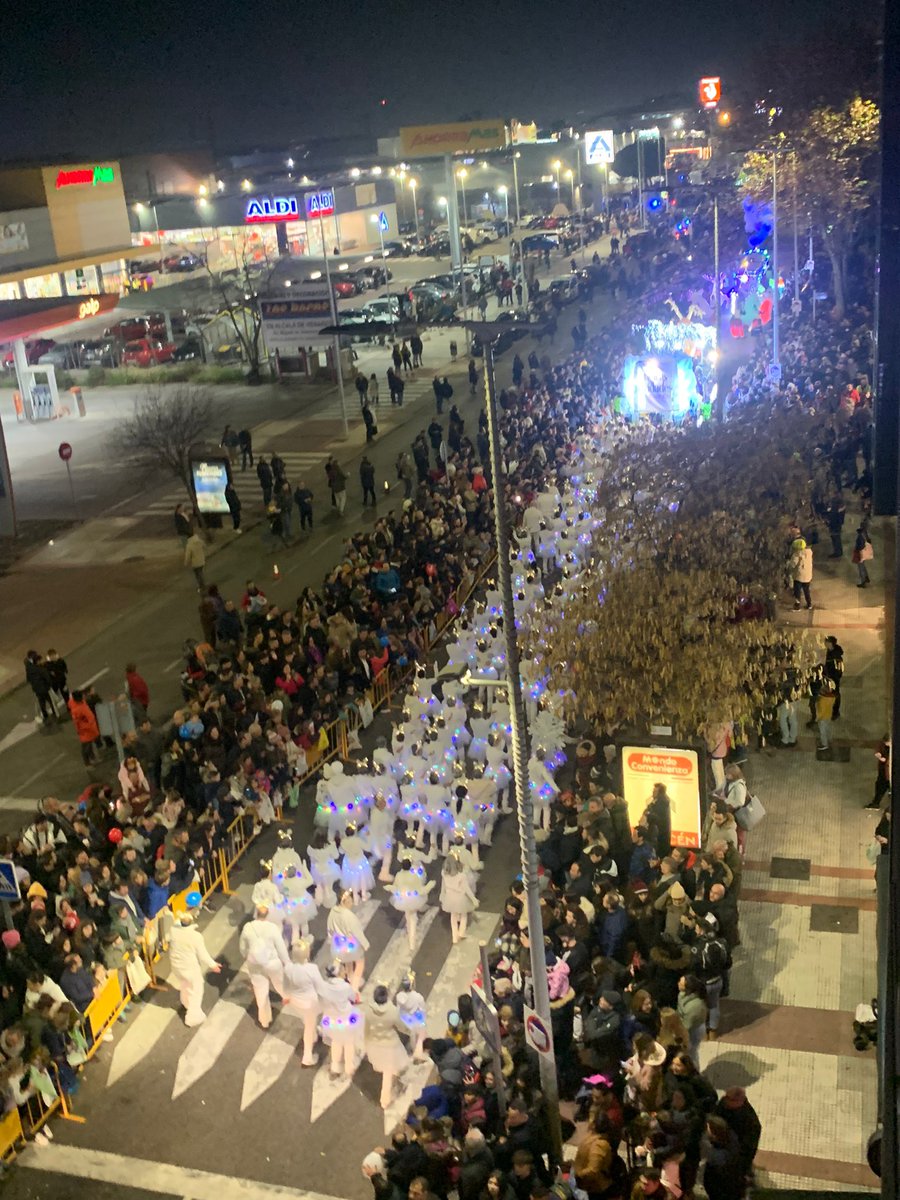 Deseosdanza's tweet image. #torrejondeardoz #cabalgata2023 #deseosdanza #torrejòndeardoz #copos #reyesmagos #cabalgatadeluz