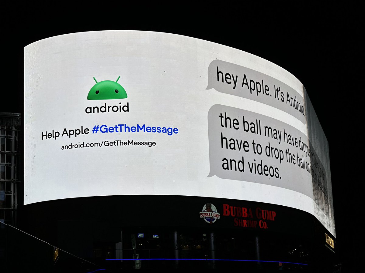 > En plein #CES2023, Google rend la monnaie de sa pièce à Apple qui l’avait attaqué il y a quelques années sur le respect de la vie privée. Une campagne d’affichage demande de la compatibilité avec Android.