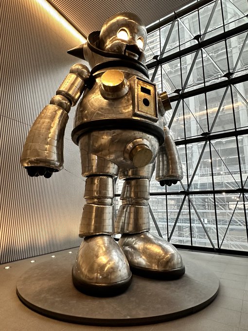 階段ホールには謎のでかいロボットがいる。
よく見るとパイロットもちゃんといるんだけど…
顔がこえーよ 