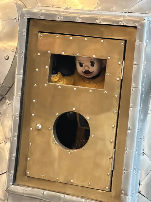 階段ホールには謎のでかいロボットがいる。
よく見るとパイロットもちゃんといるんだけど…
顔がこえーよ 
