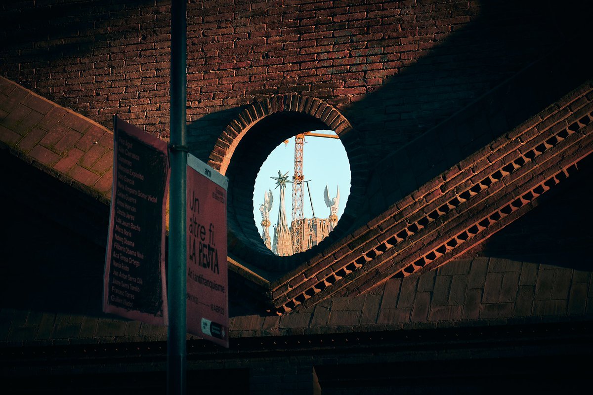 joanlopezphoto's tweet photo. Porthole with surprise
๐ธ Fujifilm X-T3
๐ท Fujinon XF 18-55mm F2.8-4 R LM OIS
โ๏ธ Distance 55.0 mm - ISO 160 - f/4.0 - Shutter 1/1000
#barcelona #city #porthole #street #streetphotography #wall #bricks #sagradafamilia #architecture #modernism #towers #lightstar #photography https://t.co/7vTaBh6bli