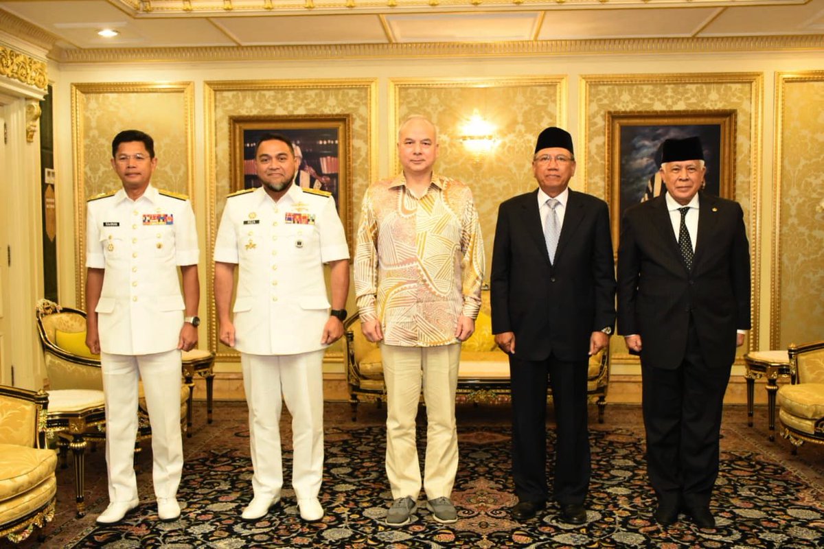 Sembah menghadap ini adalah bersempena persaraan Tan Sri Mohd Reza sebagai Panglima Tentera Laut ke-17. 

Beliau merafak sembah memperkenalkan Datuk Abdul Rahman yang bakal menggantikan  beliau sebagai Panglima Tentera Laut ke-18.

#NavyUpdate