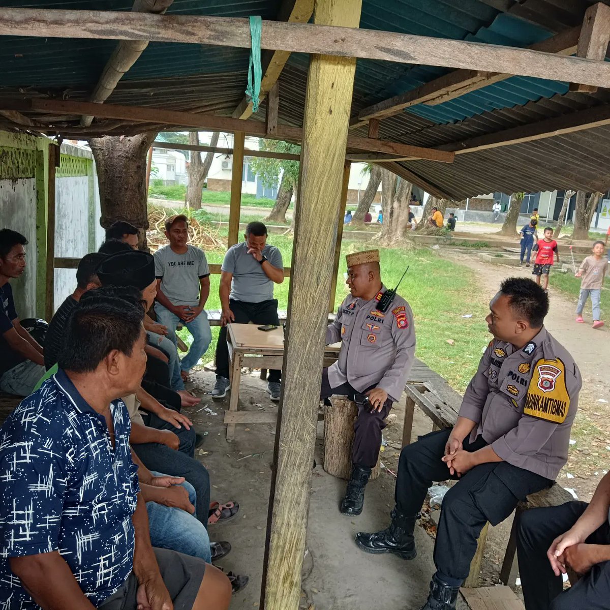 BhabinDulSel's tweet photo. (Jumat, 06/01)
Giat Jumat Curhat Polsek Kota Utara bersama masyarakat.

Giat dipimipin langsung oleh Kapolsek Kota Utara, AKP Ricky Purnawan Parmo, S.Hi

#kapolrestagorontalokota
#polrestagorontalokota
#humaspolrestagorontalokota https://t.co/E8iqDlqyr7