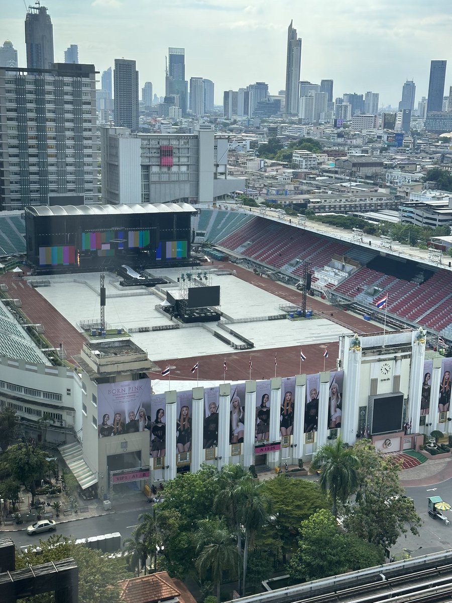 Taew_XIIIX's tweet photo. ซื้อบัตรก็แพงแถมมีจอบัง ฟ้องผู้จัดได้ไหม #BORNPINKinBANGKOK https://t.co/OYszj9IYYO