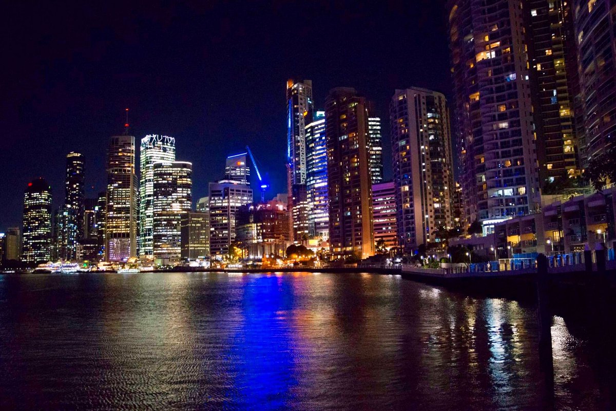Brisbane by night ✨🌃
#brisbanecity #brisbanebynight #brisbaneriver #nightphotography #nightphotos #urbanphotography #urbanshot #urbannight #cityphotography #citybynight #nattfotografering #yövalokuvaus #nachtfotografie #nacht #natt #citylights #photosinthedark #darktime #lights