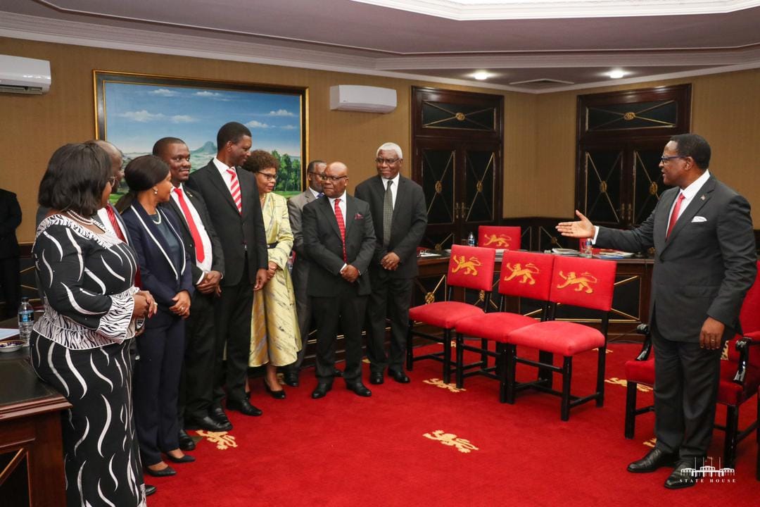 NEW: How Inquiry into Arrest of Popular Anti-Corruption Chief Turned Into Her Persecution. 

Full story in link below: 
investigativeplatform-mw.org/2023/01/05/ana…