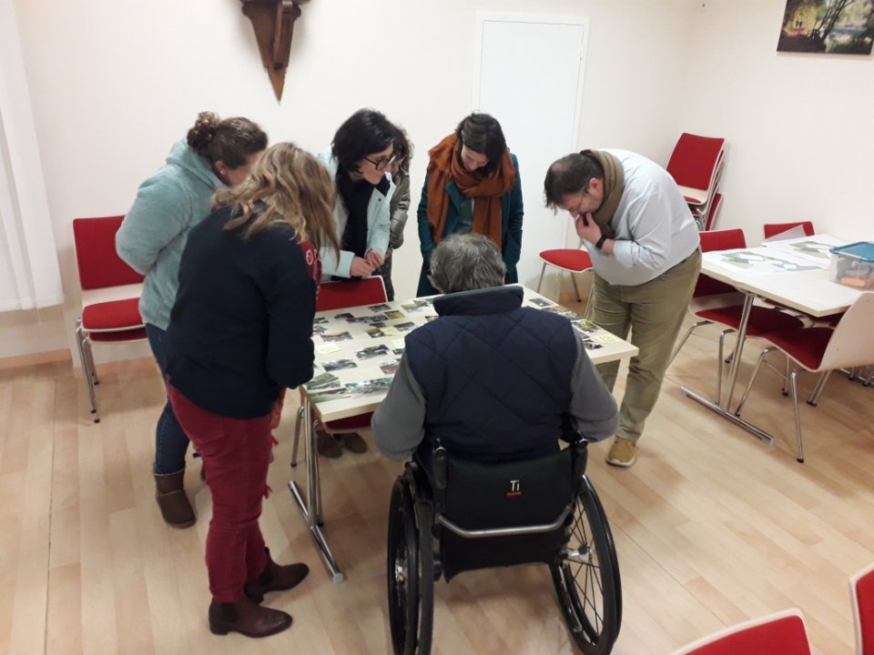 caue_86's tweet photo. Atelier pour la requalification de la #cour d'école maternelle🌱🧒 à #Beruges avec parents, élus, techniciens et instituteurs.
#grandpoitiers #végétalisation #Vienne86 https://t.co/Htm0LO4PXr