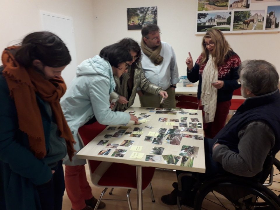 caue_86's tweet photo. Atelier pour la requalification de la #cour d'école maternelle🌱🧒 à #Beruges avec parents, élus, techniciens et instituteurs.
#grandpoitiers #végétalisation #Vienne86 https://t.co/Htm0LO4PXr