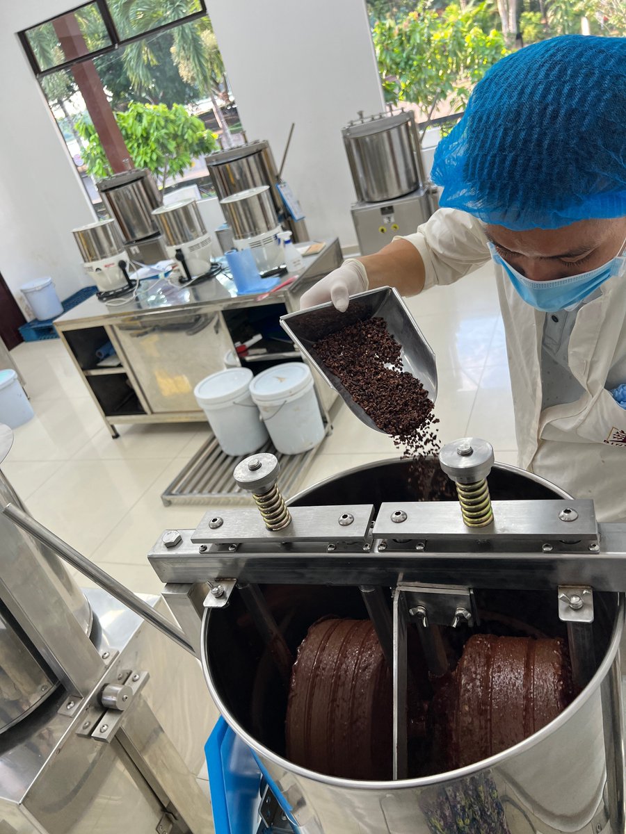BinonCacao's tweet photo. 明日！空きあります。カカオ豆からチョコレート作りワークショップ🍫😍
このワークショップでは、カカオ豆からおいしいチョコレートバーまでを楽しく作れます！😗☘
ビノンカカオパークにて！😄
https://t.co/LEksDBMfKN
#Binon #Cacaopark #Farmtobar #Workshop #Handmade #Cacaobeans https://t.co/CBUcUr6xSx