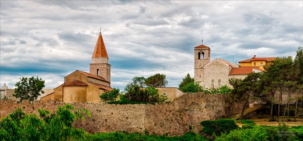 StjepanStimac's tweet photo. Dvije crkve u gradu Krku
(Sveta Marija od zdravlja i Sveti Franjo uz samostan)
#gradkrk #gradskezidine #crkve #kvarner #zaljev #photography https://t.co/eSXjHKJFW5