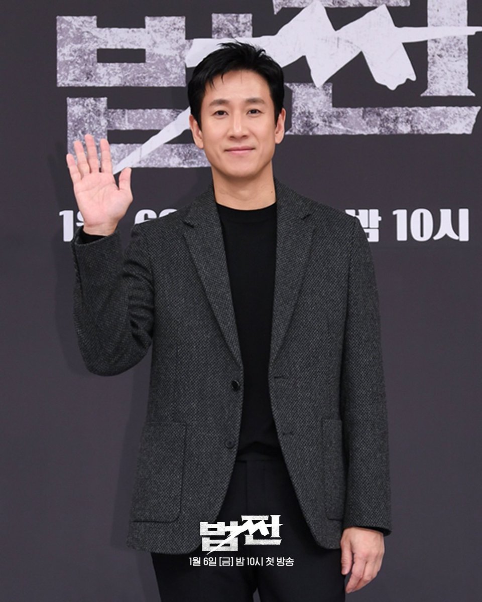 SBSNOW's tweet photo. 법에는 법으로, 쩐에는 쩐으로💵
'법쩐' 배우들의 제작발표회 개인 컷📷
 
SBS 새 금토드라마 <법쩐>
☞ 1월 6일 [금] 밤 10시 첫 방송

#SBS새드라마 #법쩐 #Payback
#이선균 #문채원 #강유석 #박훈
#제작발표회 #제발회스틸 https://t.co/GEqTCHayLW