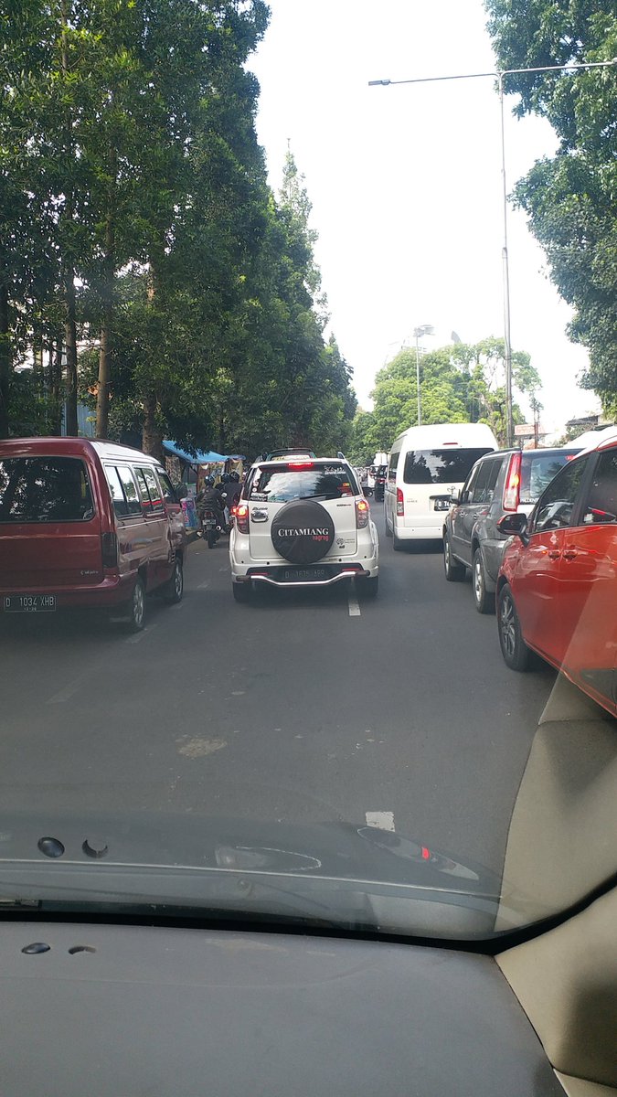 angkringan_jo's tweet photo. @RadioElshinta @Tolkriangresik Jl dago arah ke atas slalu macet,polisi cepek atur ga bener akibat nya pjg macet nya..pa polisi tlg slalu hadir lah..di dpn tdk ada apa2 sbener nya.. https://t.co/aQKy0A8J45