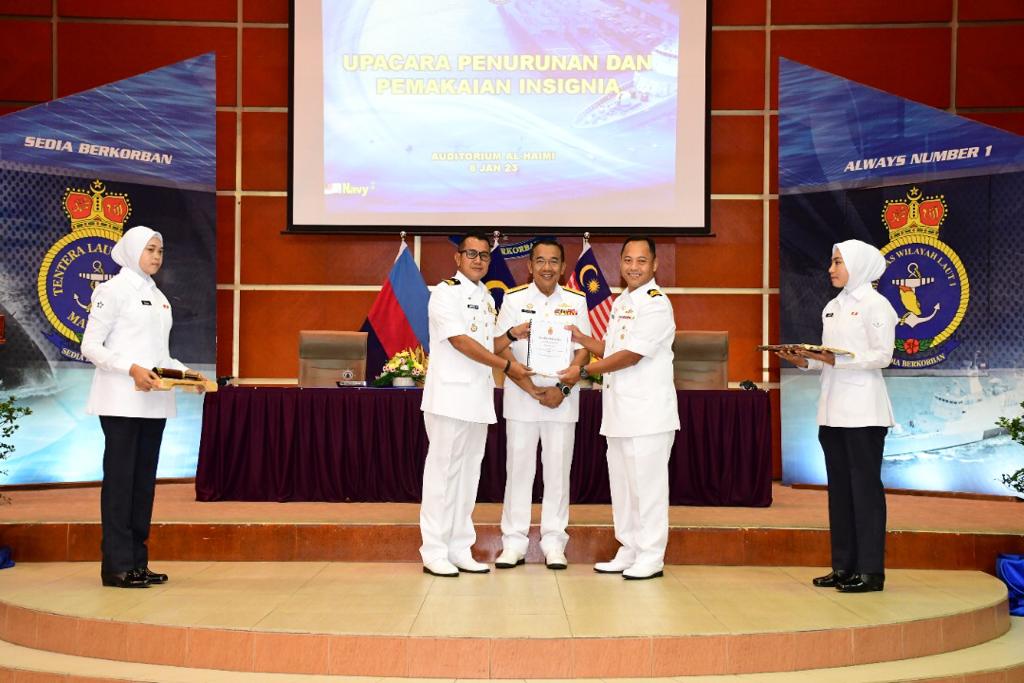 6 Jan 23: Majlis Serah Terima Tugas Pegawai Memerintah KD HANDALAN dan KD GANYANG telah berjaya dilaksanakan.

‘Fair Wind and Following Seas Captain Sir’ 

#VenomCrew3511
<a href="/KD_GANYANG_3504/">KD GANYANG 3504</a> 
<a href="/tldm_rasmi/">Royal Malaysian Navy</a> 
<a href="/Mawilla_1/">MAWILLA 1</a>