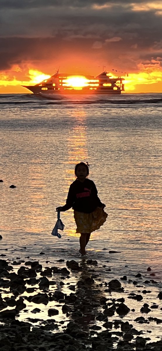 MsJoelyFisher's tweet photo. Aloha #aloha #ReflectionOfYou #sunball #backlight #sunset #boozecruise #islandfever https://t.co/Z4ctxbNLaP