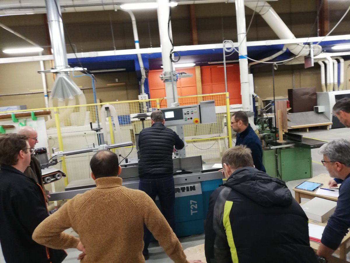 Le père Noël est passé au lycée du Bois durant les vacances ! Les professeurs suivent une formation sur ce nouvel outil au service de la formation de nos jeunes en menuiserie.