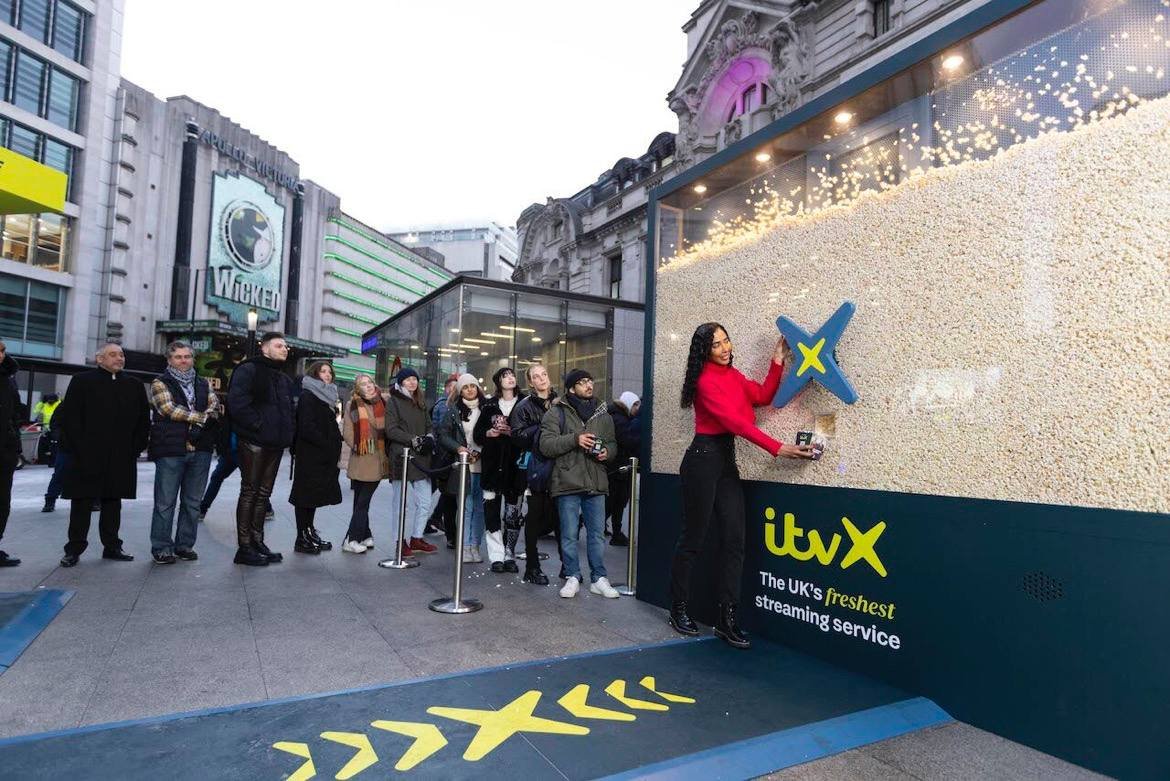 Gozde_Torun's tweet photo. Popcorn anyone?

World’s first fresh popcorn dispensing billboard revealed

The stunt was devised to mark the launch of new FREE-to-watch streaming service ITVX which is available nationwide today. https://t.co/X4e3T9kBBu