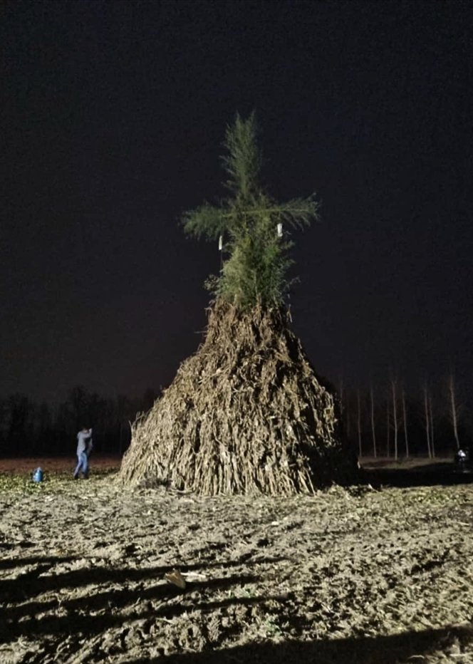 lisaquac81's tweet photo. Northern Italian bonfires for the night before Epiphany.
#Befana #Pertegada #Concordia #SanNicolò #LaBefana #Labefanaviendinotte #cosedaveneti #FVG https://t.co/Y3NWGSL82Q