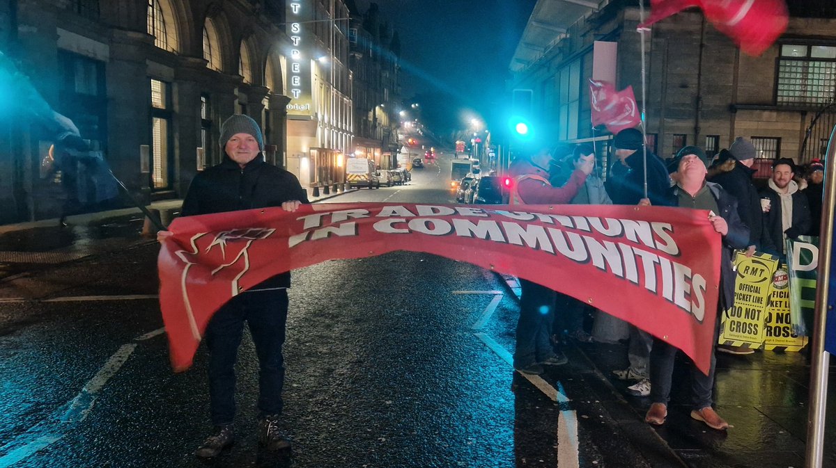 STUforIndy's tweet photo. Showing our solidarity with striking @RMTunion rail workers in Edinburgh this morning. #RailStrikes https://t.co/YOTFMf95cT
