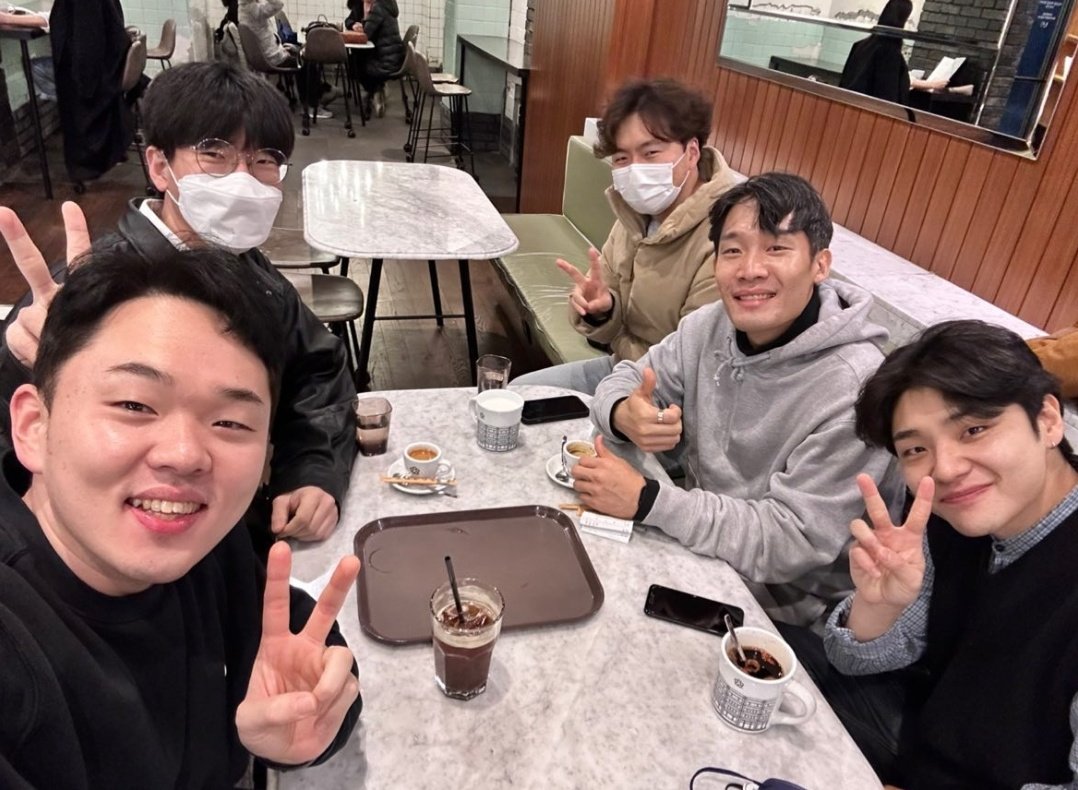 hoppiyoun_J's tweet photo. #엔분의일 #ONEOVERN #OVRN
Look at them :"" ✨ miss you https://t.co/RBKThf6jtn