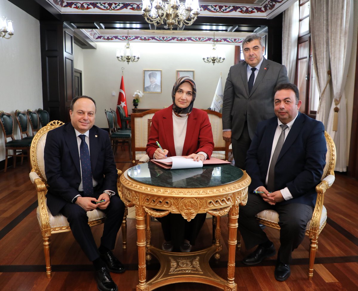 AFYONTSO's tweet photo. Afyonkarahisar Ticaret ve Sanayi Odası Yönetim Kurulu Başkanı @HusnuSerteser, Botaş Nehir Tic. A.Ş. ile Gazi Mesleki ve Teknik Anadolu Lisesi işbirliğinde planlanan 'Okul-Sanayi İşbirliği İstanbul Modeli' protokol törenine katıldı. @RHisarciklioglu https://t.co/XVzNvTs0Dw