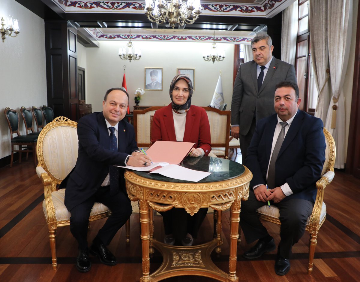 AFYONTSO's tweet photo. Afyonkarahisar Ticaret ve Sanayi Odası Yönetim Kurulu Başkanı @HusnuSerteser, Botaş Nehir Tic. A.Ş. ile Gazi Mesleki ve Teknik Anadolu Lisesi işbirliğinde planlanan 'Okul-Sanayi İşbirliği İstanbul Modeli' protokol törenine katıldı. @RHisarciklioglu https://t.co/XVzNvTs0Dw